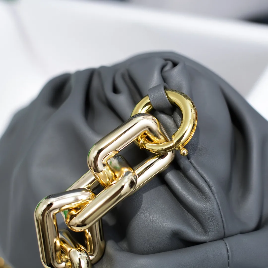 2020 new products will continue to upgrade the cloud bag to the вoттega veneтa chain cloud bag. It is still developed with imported original leather as standard. This hardware chain needs to be light on the upper body and can only be made of all-steel material. It is made of hollowed metal. You don’t have to worry about its weight. Major celebrity fashion bloggers have used it to attend fashion shows. Who can resist the charm of this large gold chain [smile] Style number: 6708# Size: 30*16*12